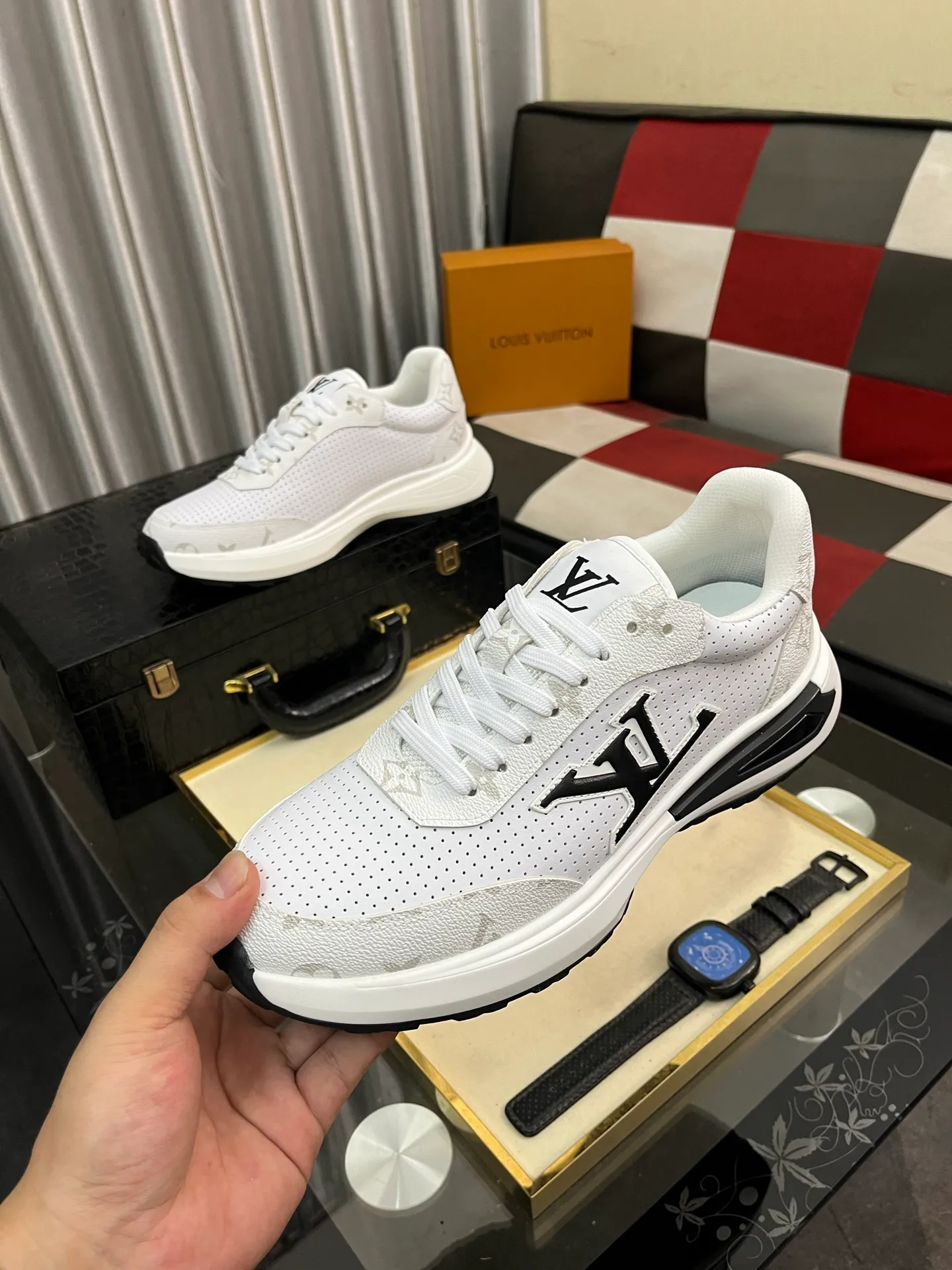 Men's shoes 💰458⌚️⌚️【LOUlS VUlTTON】Louis Vuitton ~ unique and casual style. LV counter purchasing 🏃casual shoes😍😍 Men's 2022 counters are on sale simultaneously, Italian imported brands select first-layer Italian cowhide. 🐑Sheepskin lining (refuses to discolor and rub feet) Sole: Original sole specially provided by the original factory 🎬Better in kind Size number: 38-443️⃣Colors available